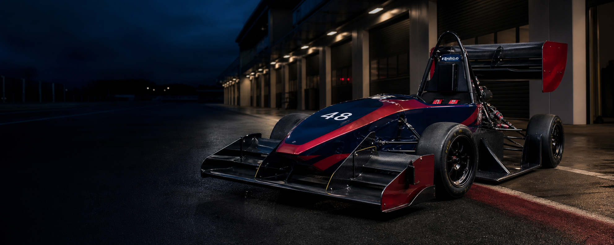 Gece pit alanında MSKU RACING Formula Student aracı
