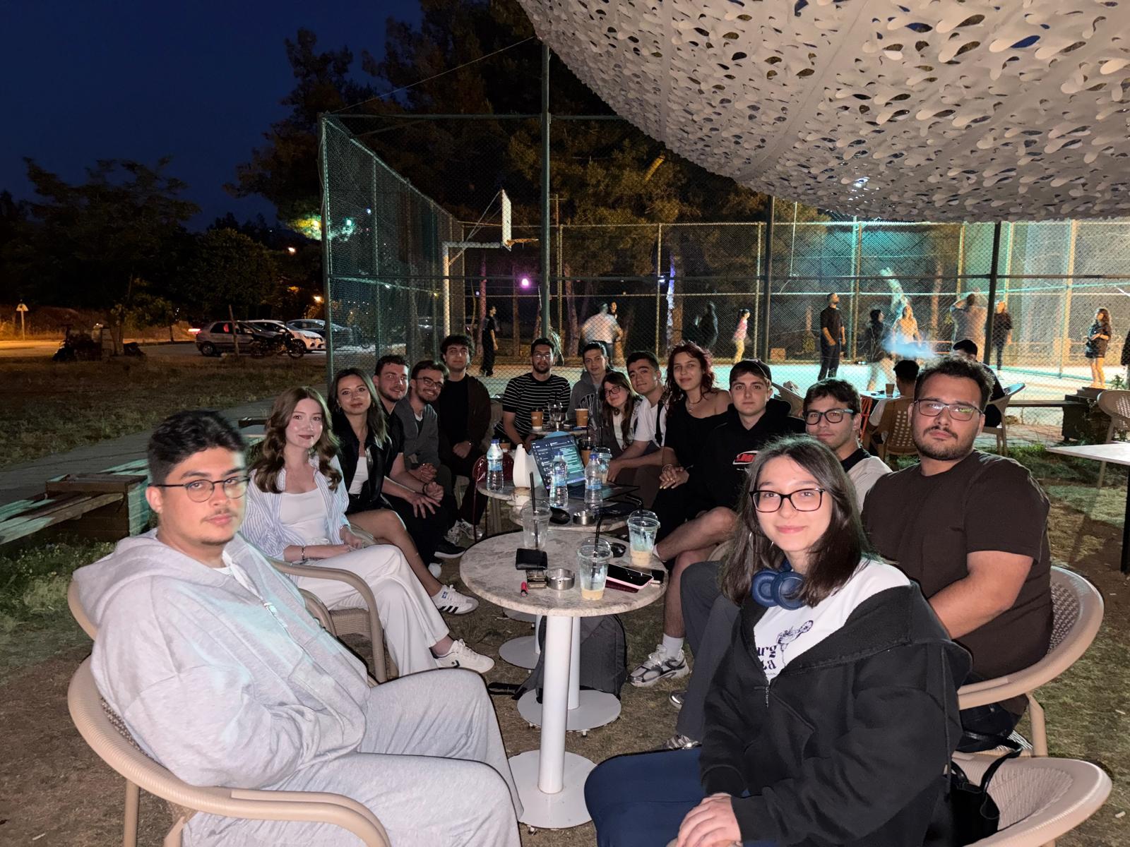 MSKU RACING ekibinin açık alandaki grup fotoğrafı